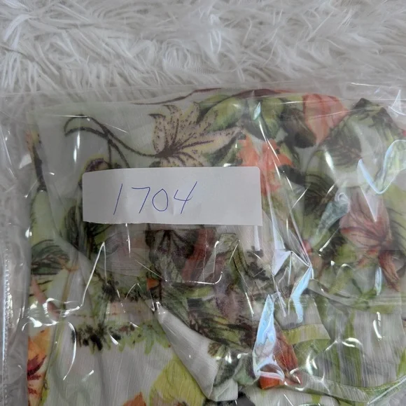 Rose & Olive Womens Floral Flutter Sleeve Top Size 3X Cream Lined Romantic - Picture 8 of 8